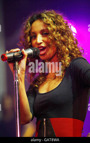 Amelle Berrabah von den Sugababes tritt auf der Bühne beim Isle of Wight Festival 2008 im Seaclose Park auf der Isle of Wight auf. Stockfoto