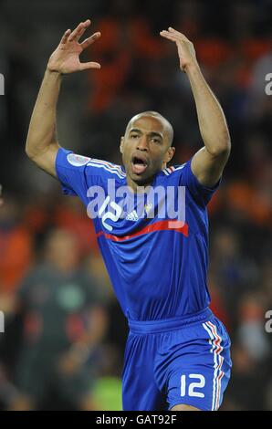 Fußball - UEFA-Europameisterschaft 2008 - Gruppe C - Holland gegen Frankreich - Stade de Suisse. Thierry Henry, Frankreich Stockfoto