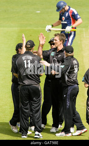 Der Neuseeländer Michael Mason feiert mit seinen Teamkollegen, nachdem er den englischen Luke Wright für 11 Läufe während der NatWest Series One Day International in Riverside, Chester-le-Street, entlässt hat. Stockfoto