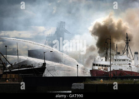 Dutzende Feuerwehrleute bekämpfen ein Feuer an Bord von Viking Vulcan an Leith Docks in Edinburgh. Stockfoto