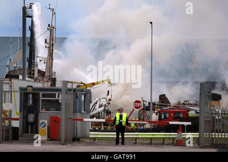 Dutzende Feuerwehrleute bekämpfen ein Feuer an Bord von Viking Vulcan an Leith Docks in Edinburgh. Stockfoto