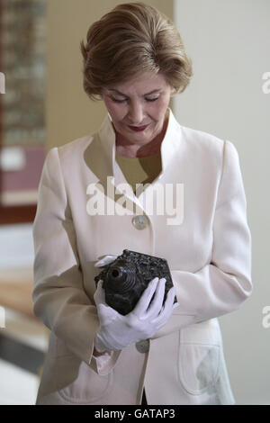 Amerikas First Lady, Laura Bush, betrachtet ein antikes Objekt während ihrer Tour durch das British Museum, London. Stockfoto