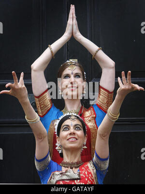 Karen Watts und Merav Israel von Dance Ihayami starten das Invasian Festival in Edinburgh. Stockfoto