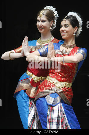 Das Invasian Festival in Edinburgh. Karen Watts (links) und Merav Israel von Dance Ihayami starten das Invasian Festival in Edinburgh. Stockfoto