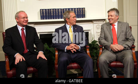 Sinn Fein Stellvertretender erster Minister Martin McGuinness, links und erster Minister Peter Robinson, rechts, mit US-Präsident George Bush, Mitte, im Stormont Castle in Belfast am zweiten Tag des offiziellen Besuchs des Präsidenten im Vereinigten Königreich. Stockfoto