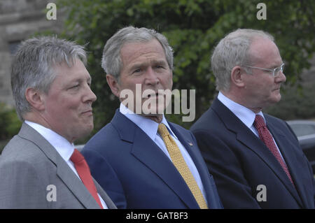 Erster Minister Peter Robinson, Linke und Sinn Fein Stellvertretender erster Minister Martin McGuinness, rechts mit US-Präsident George Bush, Mitte, im Stormont Castle in Belfast am zweiten Tag des offiziellen Besuchs des Präsidenten im Vereinigten Königreich. Stockfoto