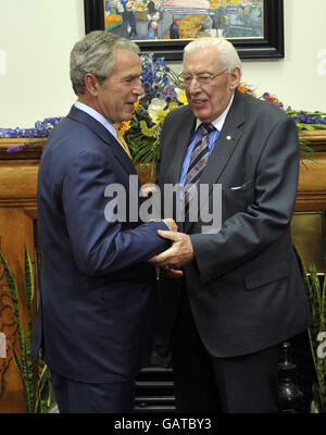 US-Präsident George Bush (links) wird vom ehemaligen ersten Minister von Nordirland Ian Paisley im Stormont Castle begrüßt. Stockfoto