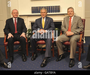 US-Präsident George Bush mit dem ersten Minister von Nordirland Peter Robinson (rechts) und dem stellvertretenden Ersten Minister Martin McGuiness (links) im Stormont Castle. Stockfoto