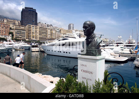 Allgemeine Ansicht der Statue zu Ehren des französischen Grand Prix-Fahrer Louis Chiron im Hafen von Monaco während Das Grand Prix Wochenende Stockfoto