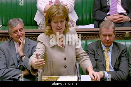 Verkehrsministerin Ruth Kelly kündigt die Unterstützung der Regierung für eine Staugebühr im Großraum Manchester im Unterhaus in London an. Stockfoto