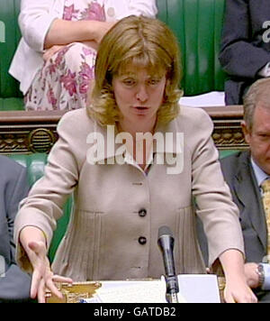 Verkehrsministerin Ruth Kelly kündigt die Unterstützung der Regierung für eine Staugebühr im Großraum Manchester im Unterhaus in London an. Stockfoto