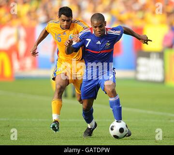 Fußball - UEFA-Europameisterschaft 2008 - Gruppe C - Rumänien gegen Frankreich - Letzigrund. Florent Malouda aus Frankreich kommt einer Herausforderung durch Rumäniens Banel Nicolita (l) Stockfoto