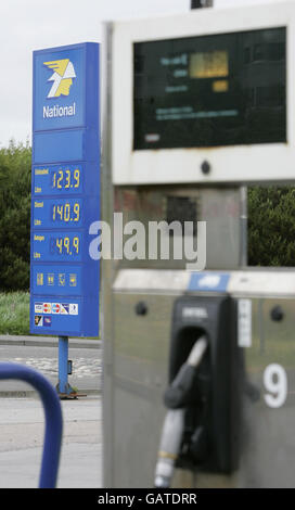 Kraftstoffpreise. Kraftstoffpreise an einer Tankstelle in Stornoway. Stockfoto