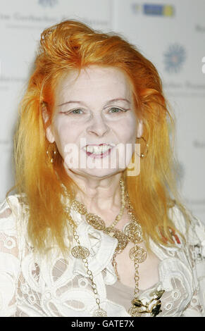 Vivienne Westwood kommt bei der Raisa Gorbatschow Foundation an. Drittes jährliches Galadiner im Gestüt House in Hampton Court, London. Stockfoto