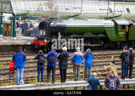 Dampf-Bahn-Enthusiasten fotografieren. LNER A3 Klasse 4-6-2 keine 60103 Flying Scotsman. Carlisle Railway Station, Carlisle, Cumbria. Stockfoto