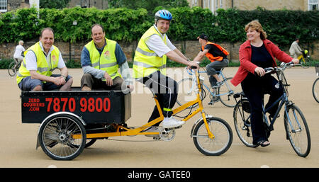 (Von links nach rechts) der konservative Schattenverkehrsminister Stephen Hammond, der Vorsitzende der Liberaldemokratischen Partei Simon Hughes, der Abgeordnete Jim Fitzpatrick und die Abgeordnete Emily Thornberry, die den Vorsitz der All Party Parliamentary Cycle Group führt, nehmen an einem Bikeability-Training Teil, um die Vorteile des Fahrradtrainings zu fördern. Stockfoto