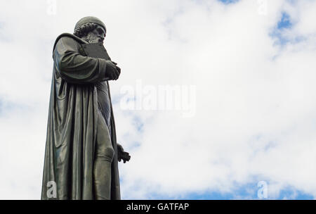 Statue von John Gensfleisch genannt Gutenberg, der Erfinder des Buchdrucks. Es befindet sich in Mainz Deutschland. Er druckte die erste Bibel. Stockfoto