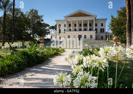 Rom. Italien. Villa Torlonia, Blick auf das Casino Nobile entworfen von Giuseppe Valadier. Stockfoto