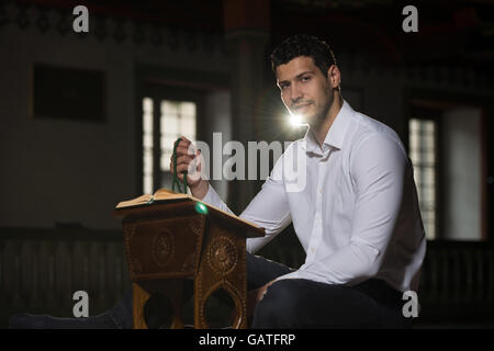 Bescheidenen muslimischer Mann liest den Koran In der Moschee Stockfoto