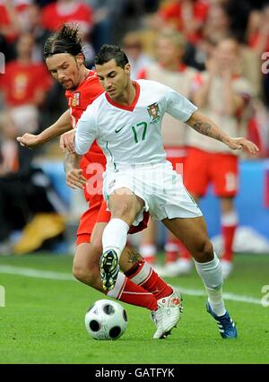 Fußball - UEFA-Europameisterschaft 2008 - Gruppe A - Tschechische Republik / Portugal - Stade de Geneve. Marek Jankulovski, Tschechische Republik (l) und Ricardo Quaresma, Portugal, kämpfen um den Ball Stockfoto