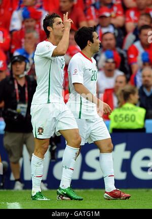 Der Portugiesen Cristiano Ronaldo (links) feiert mit Teamkollege Anderson Deco nach dem dritten Tor des Spiels. Stockfoto