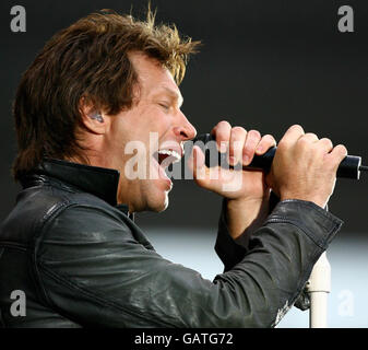 Jon Bon Jovi tritt mit seiner Band Bon Jovi am ersten Tag der European Lost Highways Tour im St Mary's Stadium in Southampton, Hampshire, auf. Stockfoto