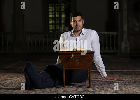 Bescheidenen muslimischer Mann liest den Koran In der Moschee Stockfoto