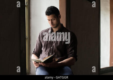 Bescheidenen muslimischer Mann liest den Koran In der Moschee Stockfoto