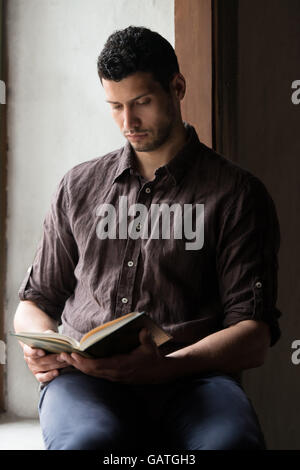 Bescheidenen muslimischer Mann liest den Koran In der Moschee Stockfoto