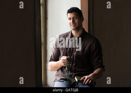 Bescheidenen muslimischer Mann liest den Koran In der Moschee Stockfoto