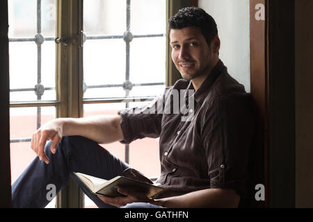 Bescheidenen muslimischer Mann liest den Koran In der Moschee Stockfoto