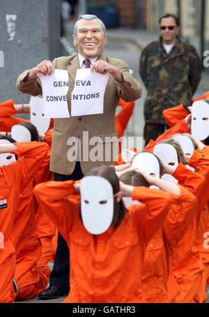 Amnesty International führt eine Demonstration durch, um die Besorgnis über die Behandlung von Gefangenen und die Festnahme von Terrorverdächtigen durch die Straßen von Belfast, Nordirland, zum Ausdruck zu bringen. Stockfoto