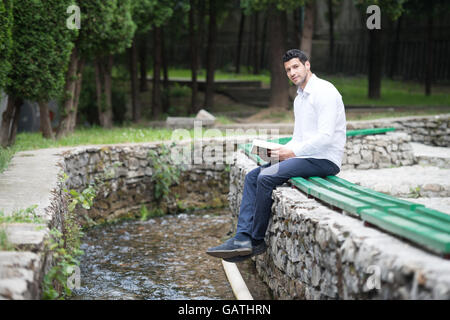 Bescheidenen muslimischer Mann liest das Koran im freien Stockfoto