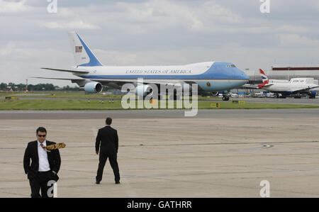 Air Force One mit Präsident Bush und seiner Frau Laura landet auf dem Flughafen Heathrow im Südwesten Londons, als Teil der "Abschiedstour" des Präsidenten nach Europa. Stockfoto