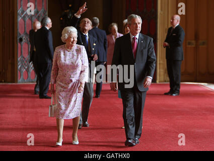 Die britische Königin Elizabeth II. Und Herzog von Edinburgh mit dem US-Präsidenten George Bush und seiner Frau Laura in der St. George's Hall, Windsor Castle. Stockfoto