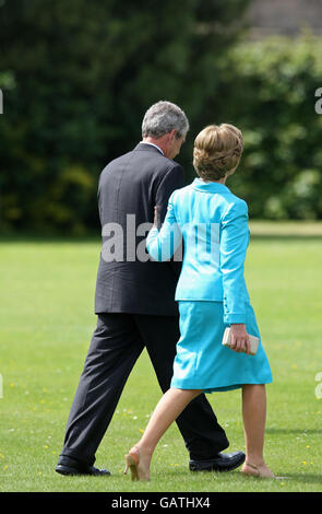 US-Präsident George Bush und Frau Laura verlassen Windsor Castle nach einem Besuch der britischen Königin Elizabeth II. Stockfoto