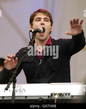 Roy Stride of Scouting for Girls tritt beim Isle of Wight Festival 2008 im Seaclose Park auf der Isle of Wight auf. Stockfoto