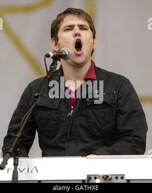 Roy Stride of Scouting for Girls tritt beim Isle of Wight Festival 2008 im Seaclose Park auf der Isle of Wight auf. Stockfoto