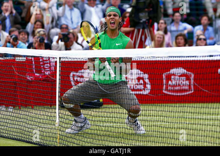 Der Spanier Rafael Nadal feiert den Sieg über Sebias Novak Djokovic im Finale der Artois Championships im Queen's Club in London. Stockfoto