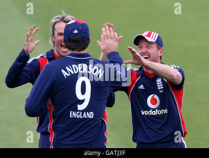 Englands James Anderson wird zum Fangen des Wicketens von beglückwünscht Der Neuseeländer Scott Styris für 18 läuft vom Bowling ab Von Graeme Swann (l) Stockfoto