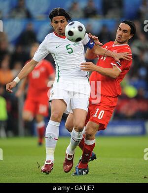 Fußball - UEFA-Europameisterschaft 2008 - Gruppe A - Schweiz - Portugal - St Jakob-Park. Portugals Freitas Fernando Meira (links) und der Schweizer Hakan Yakin kämpfen um den Ball. Stockfoto