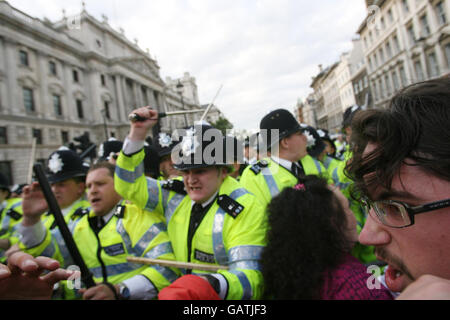 Während eines von der Stop the war Coalition organisierten Protestes auf dem Parliament Square im Zentrum von London, um gegen den Besuch von US-Präsident George Bush im Vereinigten Königreich zu demonstrieren, finden Zusammenstöße zwischen Polizei und Antikriegsdemonstranten statt. Stockfoto