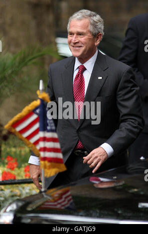 US-Präsident George Bush kommt in der Downing Street Nr. 10 in London an. Stockfoto