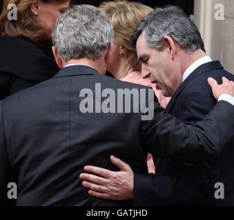 Der britische Premierminister Gordon Brown (rechts) empfängt US-Präsident George Bush vor der Downing Street 10 in London. Stockfoto