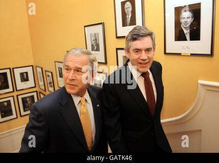 US-Präsident George Bush geht die Treppe hinauf mit Premierminister Gordon Brown in der Downing Street 10. Die beiden Staats- und Regierungschefs werden heute über den Irak, Afghanistan und die steigenden Ölpreise der Welt sprechen. Stockfoto