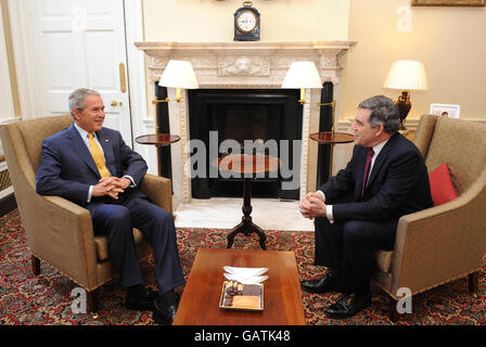 US-Präsident George Bush und Premierminister Gordon Brown in der Downing Street 10. Die beiden Staats- und Regierungschefs werden heute wahrscheinlich über den Irak, Afghanistan und die steigenden Ölpreise der Welt sprechen. Stockfoto