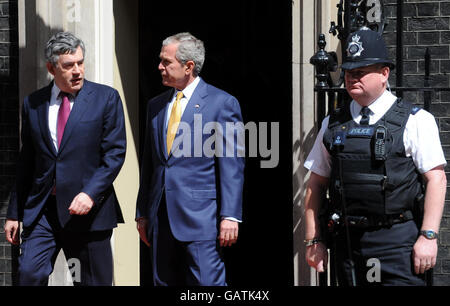 US-Präsident George Bush verlässt die Downing Street 10 mit Premierminister Gordon Brown nach einem Treffen und einer Pressekonferenz. Stockfoto