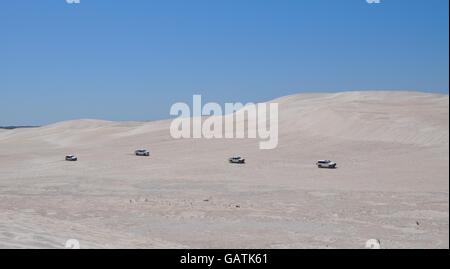 Lancelin, WA, Australien-September 28, 2015:Lancelin Sanddünen mit vier SUV genießen off Road Erholung in Lancelin, Western Australia. Stockfoto