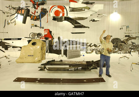 Paul Veroude bringt den letzten Schliff seiner Arbeit, "View Suspended", eine explodierte Ansicht eines Honda Racing Formel-1-Autos, auf der British International Motor Show in Excel, East London. Stockfoto