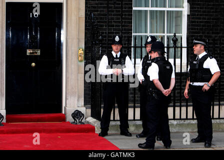 Polizeibeamte stehen vor der Nummer 10 Downing Street, London. Stockfoto